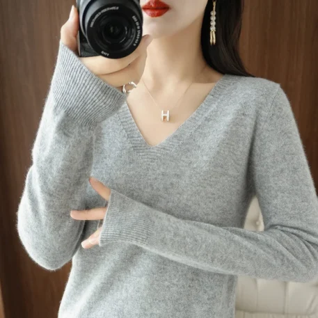 Cashmere Women's V-neck Pullover - Image 12